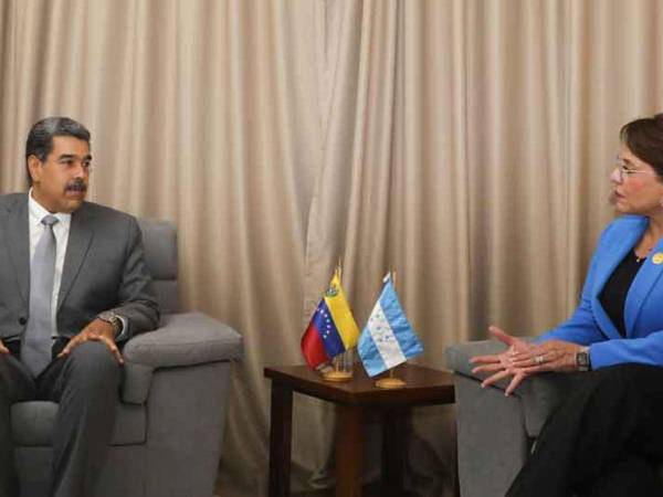 La presidenta Xiomara Castro ha mostrado una estrecha relación con el dictador venezolano Nicolás Maduro, señalado por Estados Unidos como traficante de drogas.