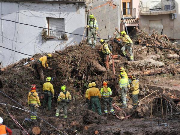 Miles de litros de agua, raciones de alimentos y kits de higiene han sido distribuidos, y brigadas trabajan en la limpieza de cauces y reparación de infraestructuras dañadas.