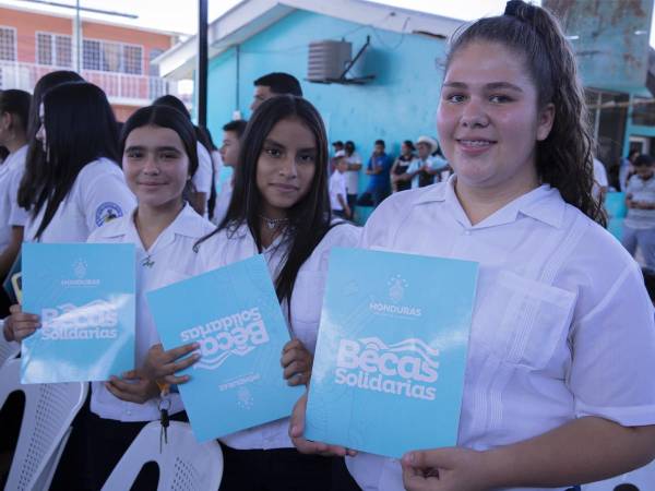 Durante el evento se entregaron las Becas Solidarias, bonos y uniformes escolares a niños y niñas del nivel primario de Olancho y Ocotepeque.