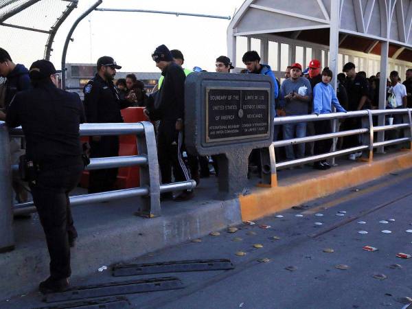 Migrantes en el puente Internacional Santa Fe, Ciudad Juárez, utilizan la aplicación ‘CBP One’ para gestionar sus solicitudes de asilo de manera más ordenada y segura.