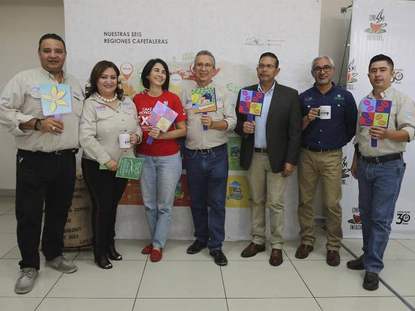 <i>Representantes de USAID - Agronegocios Sostenibles y del IHCAFE durante el lanzamiento oficial de “Café de Honduras - International Expo”.</i>