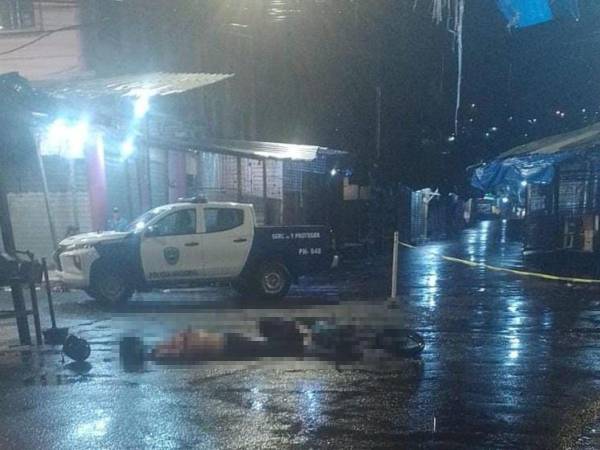 El cadáver del menor quedó tirado al lado de la motocicleta en la que se conducía.