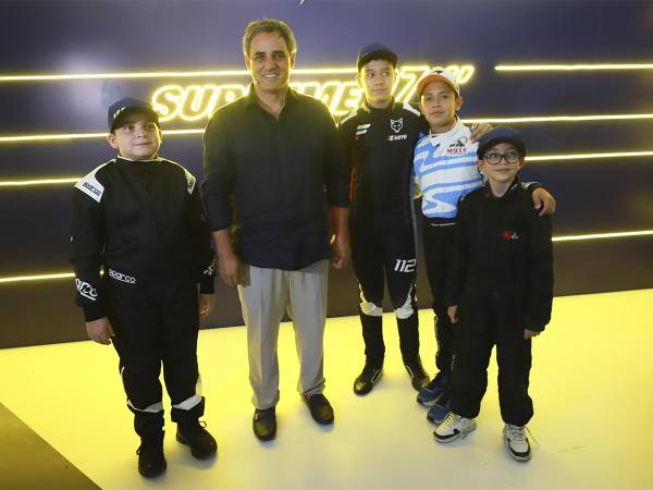 <i>Juan Pablo Montoya, piloto colombiano, respalda la calidad de Supreme 97 durante su lanzamiento en Honduras.</i>