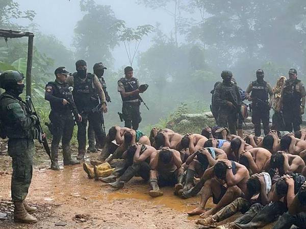 49 personas fueron halladas atadas de manos y pies en una galería subterránea durante un operativo el miércoles en la provincia de Azuay, en Ecuador. Entre los liberados había 46 hombres, dos mujeres y una adolescente. Aquí los detalles.