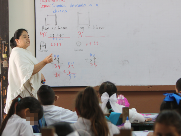 En la Escuela Pablo Zelaya Sierra, ubicada en Ojojona, Francisco Morazán, los estudiantes reportan problemas de lecto escritura, mientras que en Matemáticas les cuesta realizar operaciones básicas.