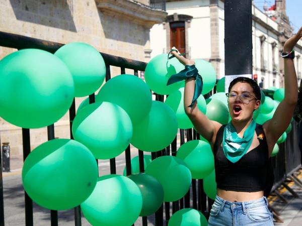 Integrantes de colectivos feministas se manifestaron a favor del aborto en las inmediaciones del Congreso del Estado de Jalisco, en Guadalajara (México).