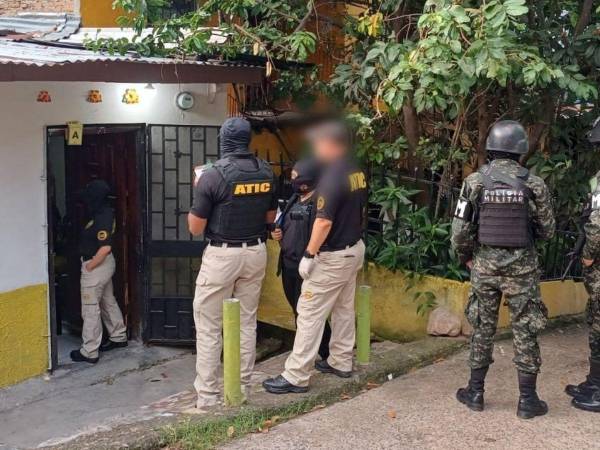 En varias casas del barrio Villa Adela se llevaron a cabo los allanamientos.