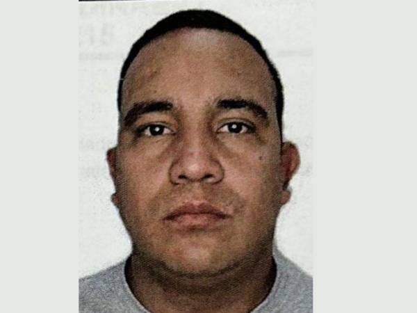 Jonathan Alberto Bermúdez Pedraza, es un colombiano que se hacía llamar Miguel Ángel Rodríguez, utilizando el seudónimo “Comandante de las FARC”, es el hombre que lidera la red de extorsión transnacional por la que el Ministerio Público solicitó emitir una alerta roja.