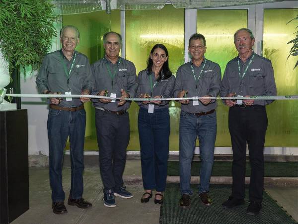 Willi Kaltschmitt, Bernardo Chacin, Ana Regina Riojas, Héctor Santos y Raimundo Riojas Encinas, al momento de realizar el corte cinta y dar por inaugurado el moderno edificio de Duwest Honduras.