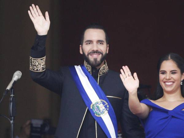 En una entrevista con la revista TIME, Nayib Bukele reveló que le prometió a su esposa no buscar un tercer mandato como presidente de El Salvador.