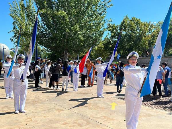 La comunidad hondureña, que radica en Madrid, España, se vistió de gala este 14 de septiembre para desfilar en honor del 203 aniversario de independencia de Honduras. El colorido evento se realizó en la plaza de toros “Cubierta de Leganés”. A continuación le mostramos algunas imágenes de cómo vivieron la celebración cívica.