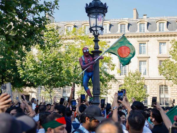 La primera ministra de Bangladés, Sheikh Hasina, dimitió y huyó este lunes del país tras 15 años en el poder bajo presión de las multitudinarias protestas al tiempo que los militares anunciaron la formación de un gobierno interino.