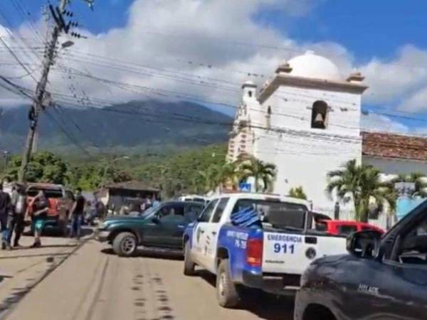 Los policías llegaron abordo de dos patrullas a las afueras de la iglesia San Francisco de Asís.