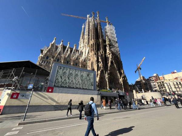 Cada paso en la Sagrada Familia es un viaje de introspección, donde la luz y la arquitectura crean una atmósfera mágica.