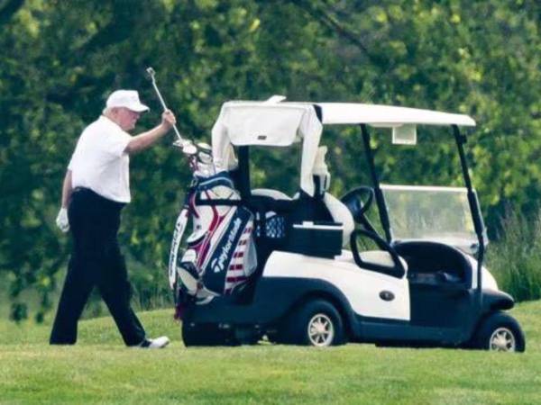 El hecho se suscitó cerca de su club de golf en West Palm Beach, Florida, en donde Trump se encontraba practicando este deporte.