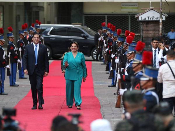 Luciendo un elegante traje color turquesa, llegó la presidenta de Honduras, Xiomara Castro, este domingo 15 de septiembre al inicio de las fiestas patrias.