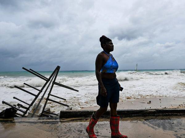 Beryl, primer huracán de la temporada atlántica de 2024, fue elevado a categoría 4 a su llegada el lunes al sudeste del Caribe, donde tocó tierra firme en la isla Carriacou, parte de Granada.