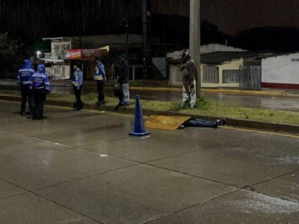 El cadáver del hombre quedó a la orilla de la calle.