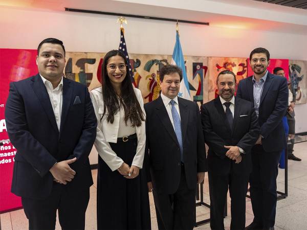 <i>Banco Atlántida reafirma su compromiso con el futuro de Honduras al incrementar su inversión en la educación de jóvenes líderes hondureños.</i>