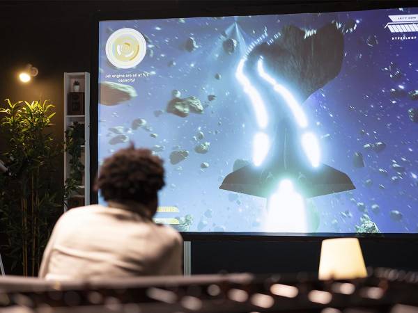 <i>El Hisense QLED TV 100″ ofrece una experiencia de videojuegos inigualable, llevando tu entretenimiento a un nivel completamente nuevo.</i>