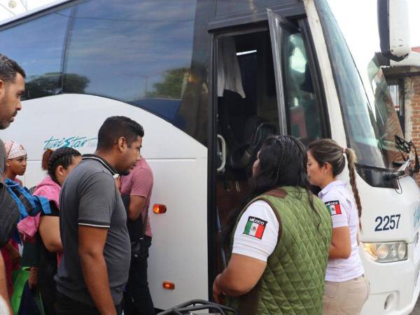 Cerca de 300 migrantes abordan buses del “Corredor emergente de movilidad” facilitado por el gobierno de México.