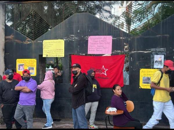 Con los portones cerrados y con la bandera de Libre amanecieron el Hospital Mario Mendoza.