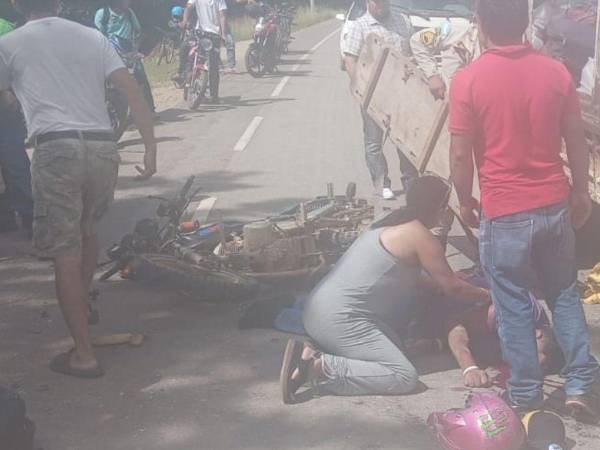 Producto de la fuerte colisión, los ocupantes de la motocicleta salieron disparados e impactaron fuertemente contra el pavimento, resultando en la muerte de la menor de dos años.