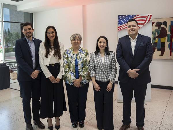 <i>Jóvenes becarios Fulbright–Banco Atlántida: futuros líderes hondureños preparados para transformar el país.</i>