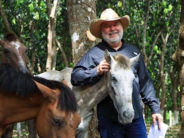 El alcalde sampedrano junto a los animales que se encuentran en el nuevo centro asistencial de animales.