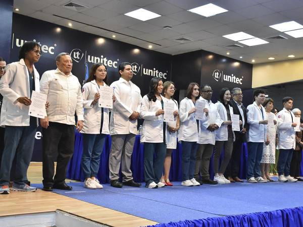 En un acto especial autoridades de la Facultad de Ciencias de la Salud de UNITEC realizaron la investidura de sus estudiantes.