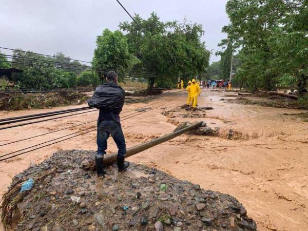 Decenas de familias en la zona atlántica del país quedaron incomunicadas por las inundaciones provocadas por la tormenta tropical Sara.