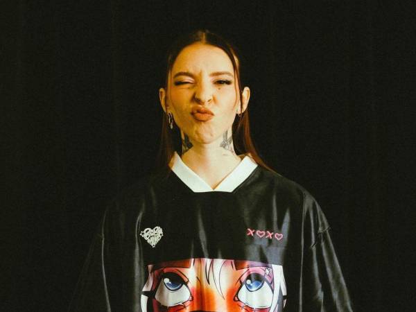 Young Miko, quien pasó de ser la telonera de Karol G a tener su propio espectáculo en la última edición del Festival de Coachella, actualmente emerge en “XOXO”, una ambiciosa gira que también se estacionará en la capital, el próximo 2 de octubre. A continuación, algunos detalles de la artista.