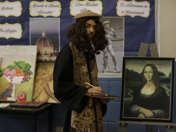 Uno de los estudiantes personificó a Leonardo da Vinci con su tradicional pintura la Mona Lisa, la que se expuso en la Cuarta Feria de Arte.