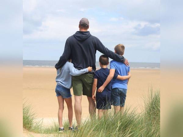 La imagen, capturada por Kate Middleton, muestra al futuro rey de espaldas en la playa, abrazado por sus hijos mientras miran al horizonte.