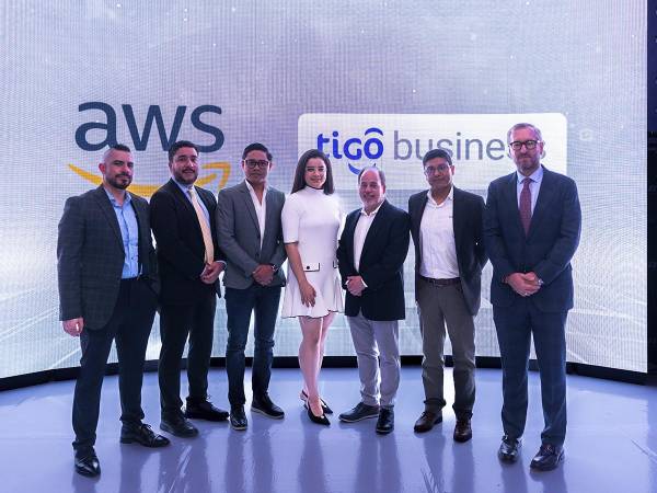 Ejecutivos de Tigo Business y Amazon Web Services en la presentación de las nuevas soluciones tecnológicas.