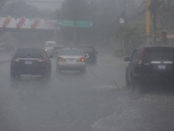 La formación de una vaguada sobre el país producirá lluvias y chubascos de moderados a fuertes.