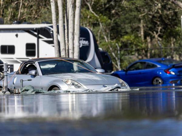 Las calles de Cedar Key quedaron inundadas y cubiertas de escombros tras el paso del huracán Helene.