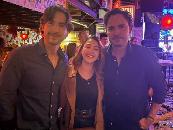 Jennifer Aplícano junto a los actores Manolo Cardona y Carlos Torres, durante su estancia en Colombia.