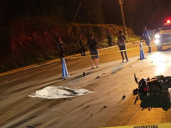 La joven fue arrastrada varios metros por los motociclistas durante el accidente.