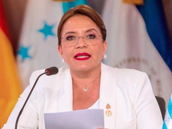 Xiomara Castro, presidenta de Honduras, lamenta la muerte de Ifigenia Martínez.