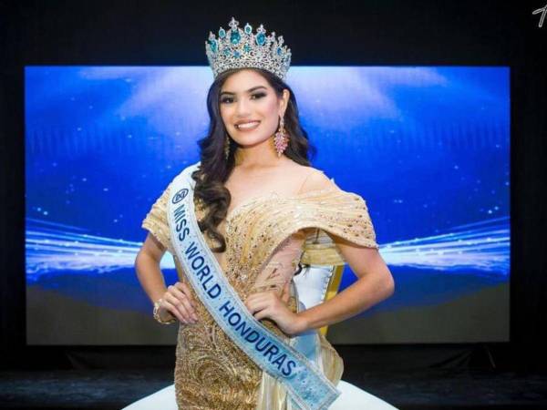 En una noche de emoción y celebración, Izza Sevilla, joven de 18 años originaria de La Ceiba, fue coronada como Miss Honduras Mundo 2024 en una ceremonia realizada en el Salón Palestina del Hotel Quinta Real de su ciudad natal.