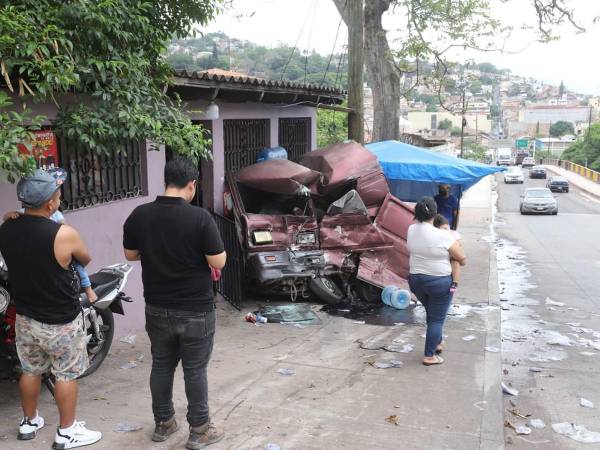 El busito amortiguó el golpe, evitando que el camión se metiera a la vivienda o derribara alguna pared.