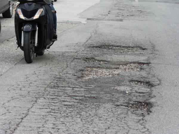 Caer recurrentemente en los baches afecta la vida útil de las llantas de su moto.