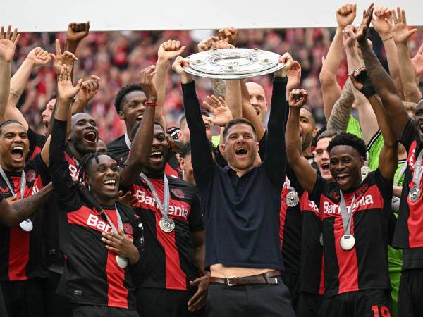 Xabi Alonso logró la hazaña de convertir al Bayer Leverkusen en campeón de la Bundesliga por primera vez en su historia. El Leverkusen se suma a la lista de clubes que han ganado una temporada sin una sola derrota. A continuación, conoce que otros clubes han ganado sus ligas invictos.