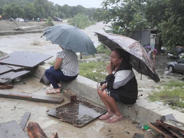 Dolor e impotencia viven las familias afectadas por el paso de la tormenta tropical Sara en Honduras.