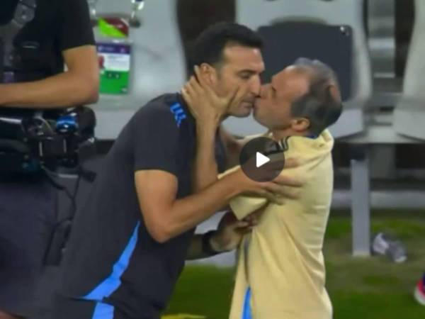 Scaloni reacciona luego de beso con utilero de Argentina