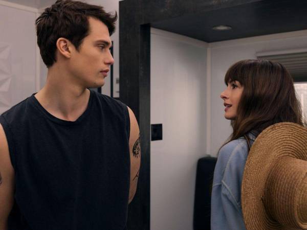 Nicholas Galitzine acompaña a Anne Hathaway en esta nueva producción de streaming.