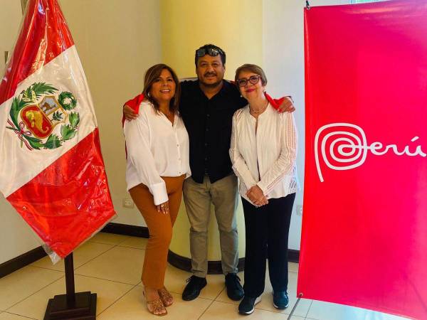 En ocasión a las fiestas patrias de la República del Perú, los compatriotas de este país sudamericano residentes en Honduras se reunieron para compartir una tarde de amistad y tradiciones.En la imagen, Beatriz y Oswaldo Carrera junto a Sandra Atala, quien fue la anfitriona del convivio.