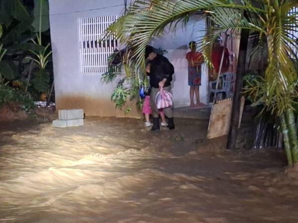 La tormenta Sara ha dejado estragos a nivel nacional. Las autoridades de Copeco instan a la población a mantenerse alerta y evitar el tránsito por zonas de riesgo.