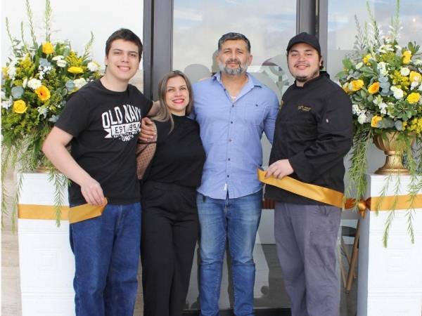 El chef Shafick Dacarett (último en la foto) posa orgullosamente con su familia durante la apertura del Restaurante Habibi.